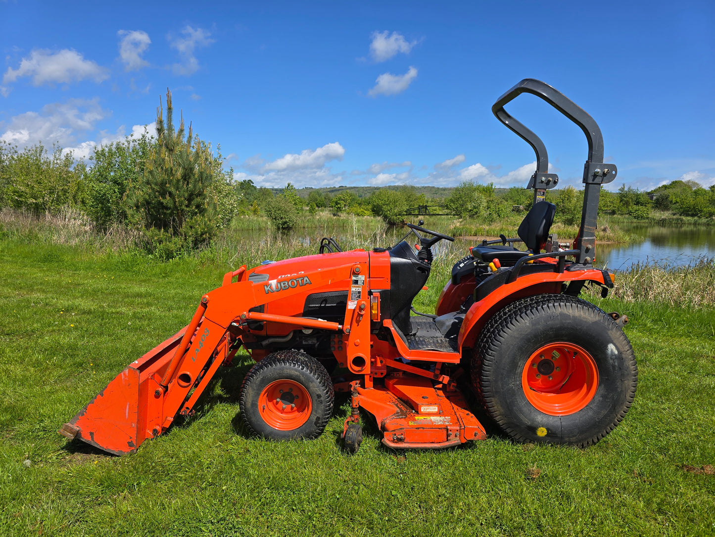 Used Kubota B3030 Compact Tractor with Loader and 60" Rear discharge mower