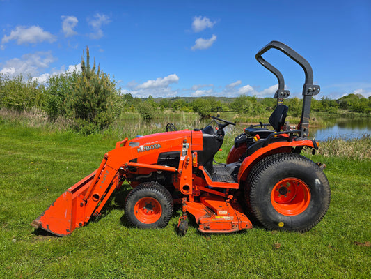 Used Kubota B3030 Compact Tractor with Loader and 60" Rear discharge mower