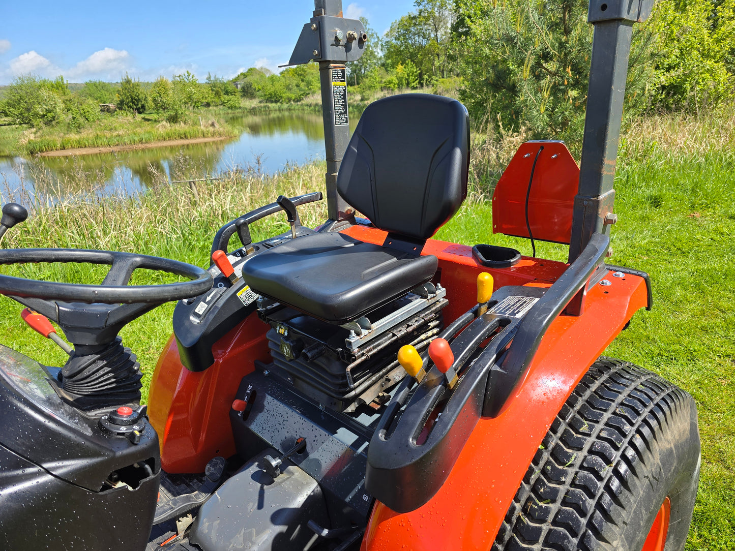 Used Kubota B3030 Compact Tractor with Loader and 60" Rear discharge mower