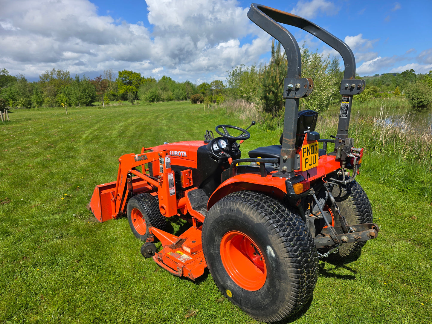 Used Kubota B3030 Compact Tractor with Loader and 60" Rear discharge mower