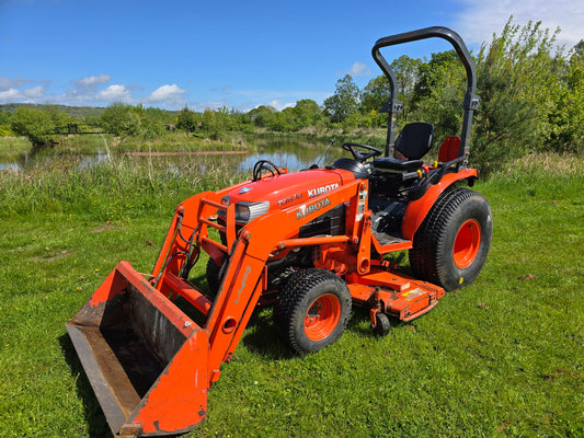 Used Kubota B3030 Compact Tractor with Loader and 60" Rear discharge mower