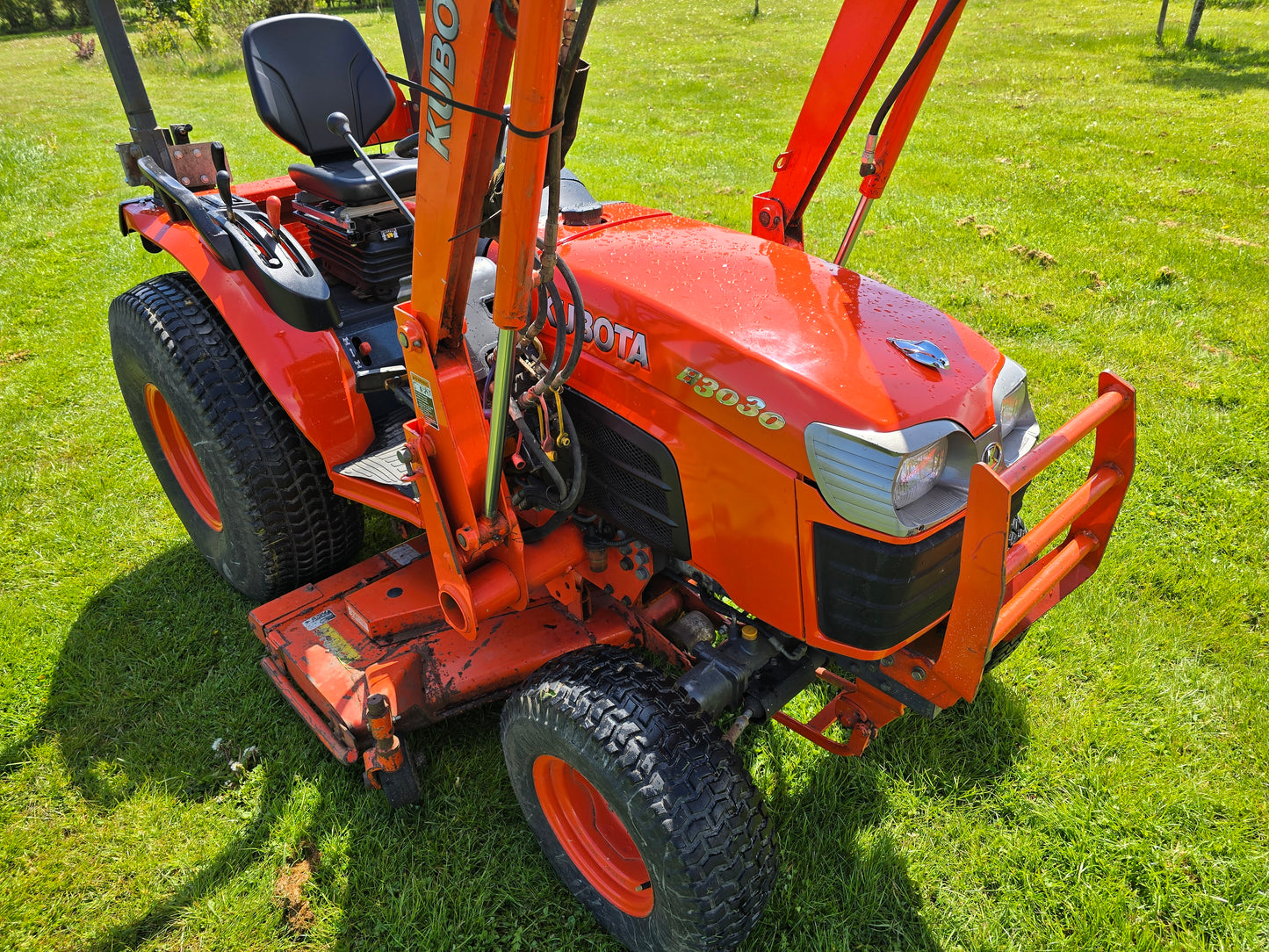 Used Kubota B3030 Compact Tractor with Loader and 60" Rear discharge mower