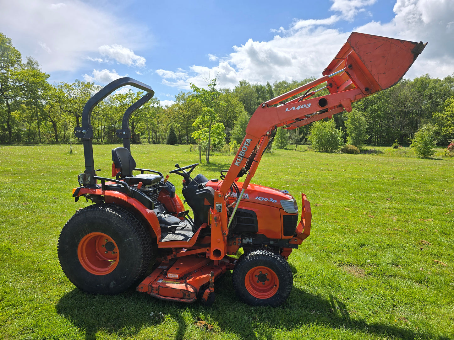Used Kubota B3030 Compact Tractor with Loader and 60" Rear discharge mower