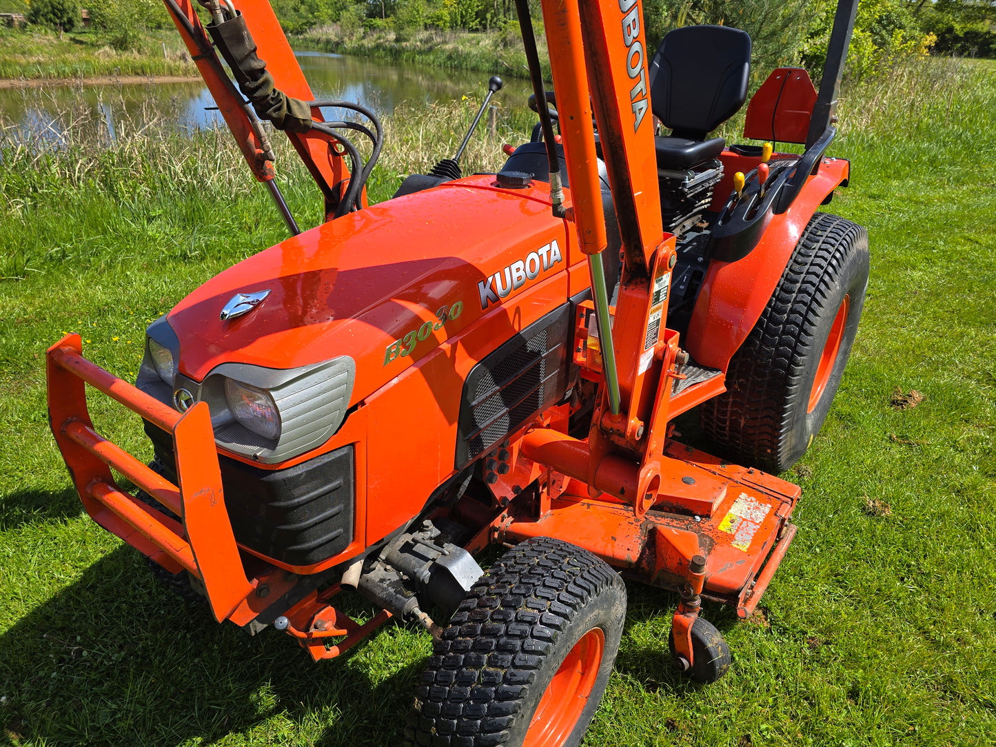 Used Kubota B3030 Compact Tractor with Loader and 60" Rear discharge mower