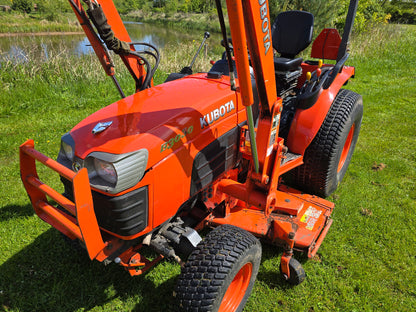 Used Kubota B3030 Compact Tractor with Loader and 60" Rear discharge mower