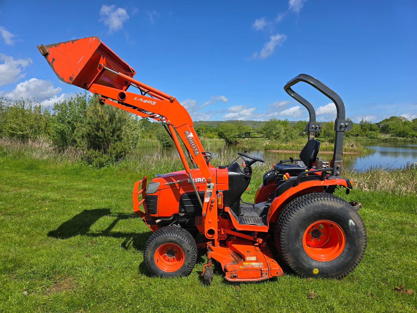 Used Kubota B3030 Compact Tractor with Loader and 60" Rear discharge mower