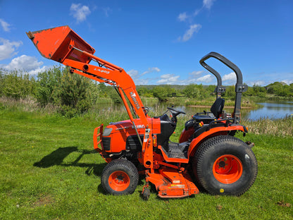 Used Kubota B3030 Compact Tractor with Loader and 60" Rear discharge mower