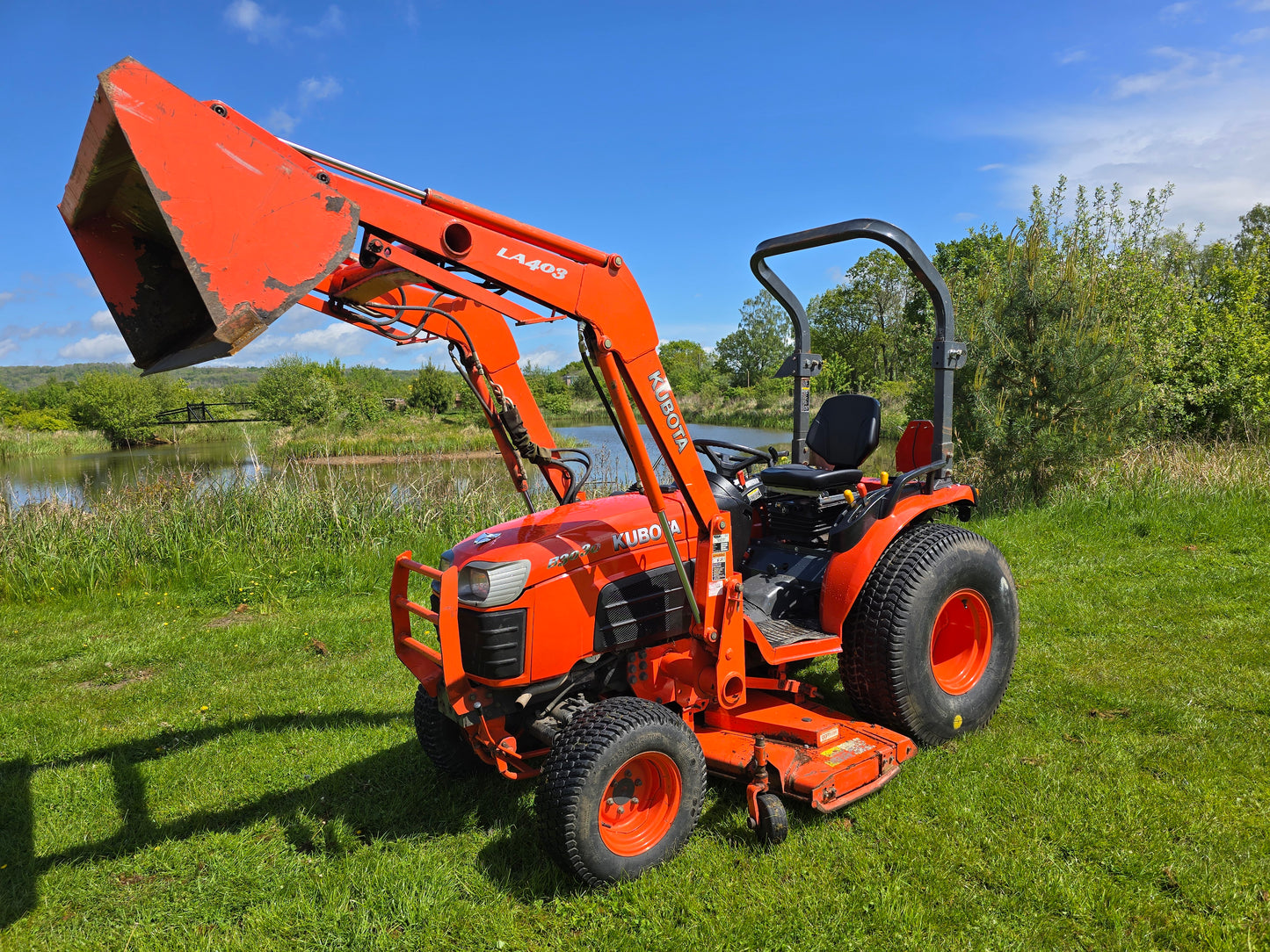 Used Kubota B3030 Compact Tractor with Loader and 60" Rear discharge mower