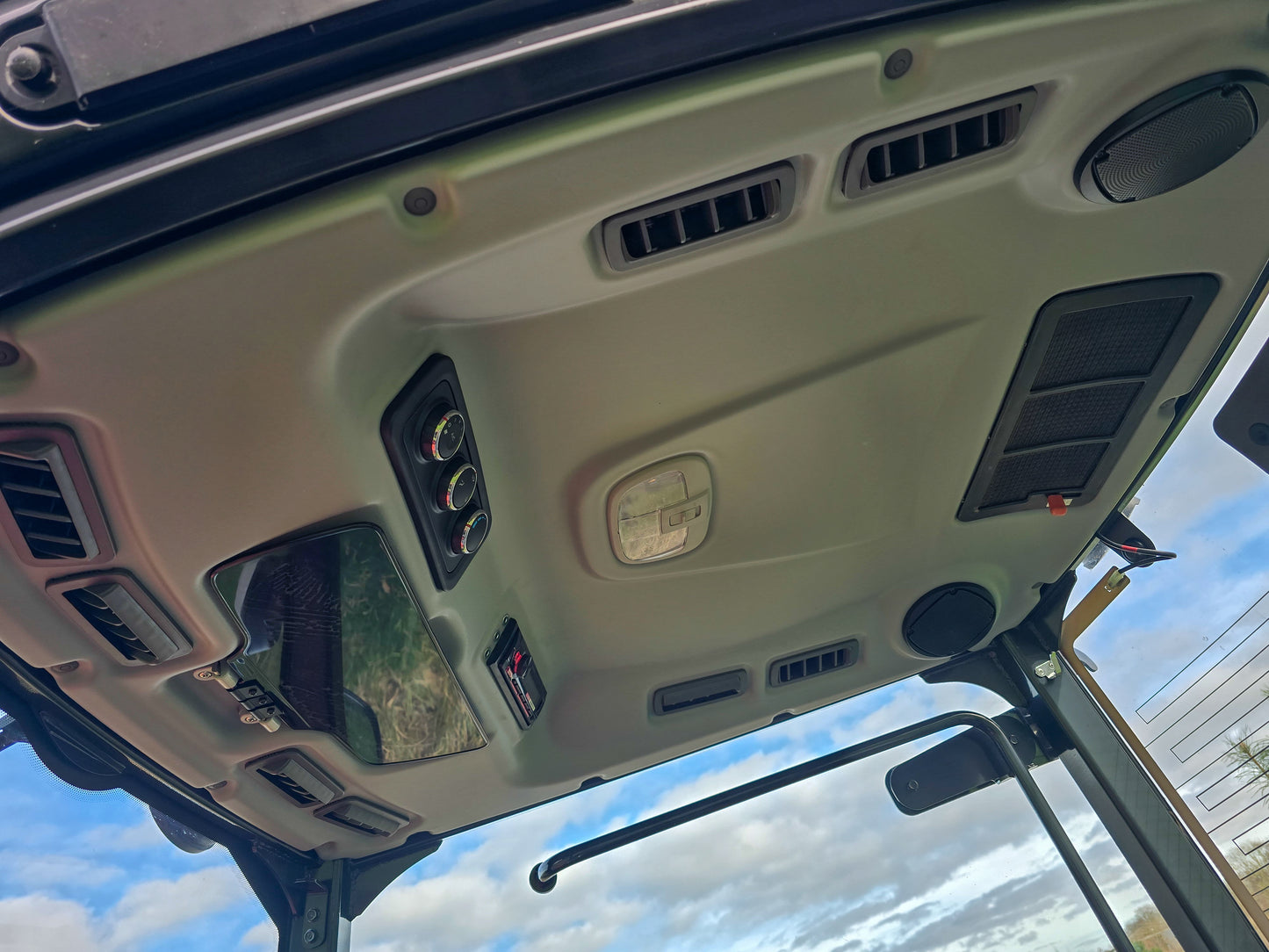 Used Kioti DK6020 Compact Tractor with Cab and Loader